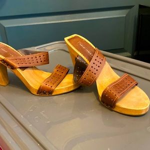 Wooden and leather heel sandals